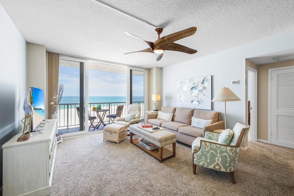Breezy beachfront condo with panoramic beach view House in Marco Island