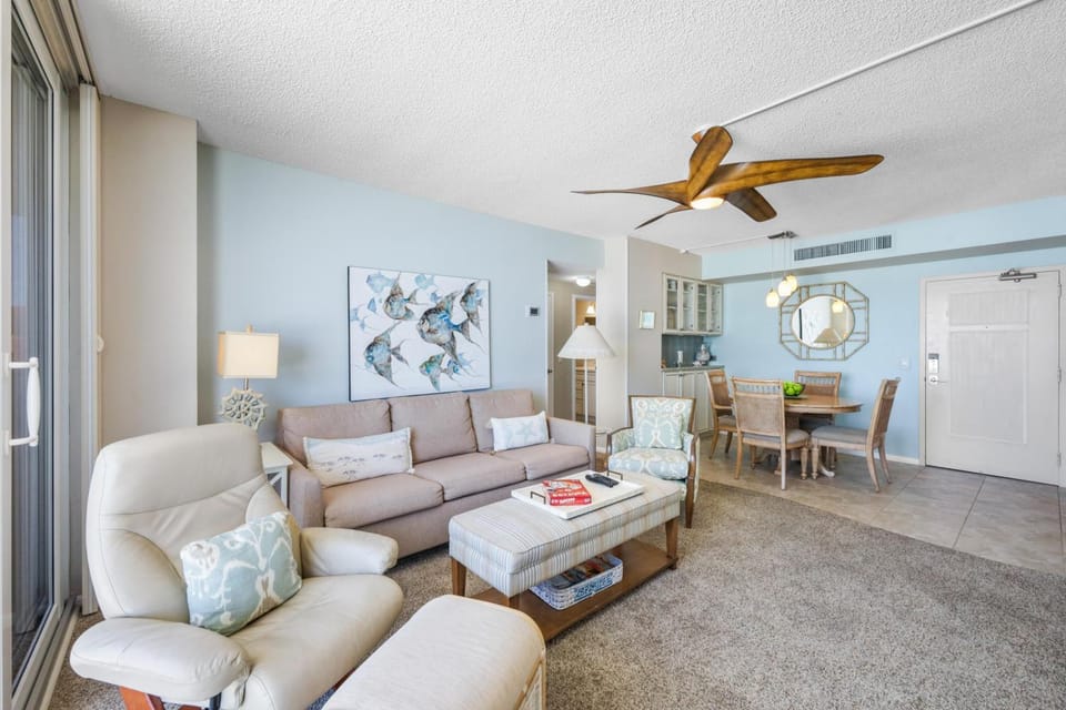 Breezy beachfront condo with panoramic beach view House in Marco Island