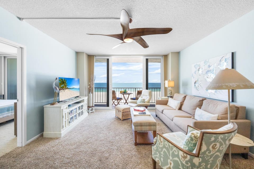 Breezy beachfront condo with panoramic beach view House in Marco Island