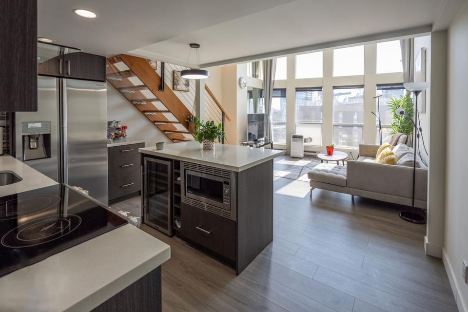 Modern top-floor 1-bedroom loft with free parking Apartment in Vancouver