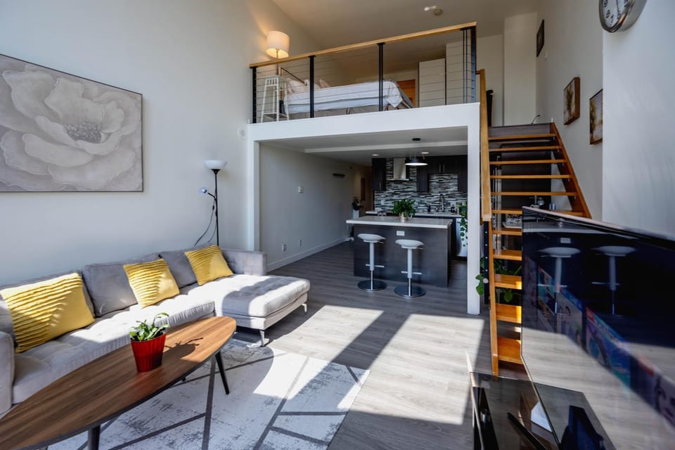 Modern top-floor 1-bedroom loft with free parking Apartment in Vancouver