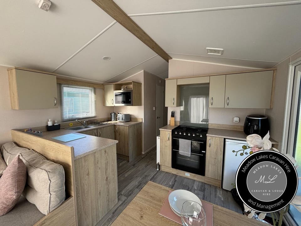Sunnymede B9- Fantasy Island - hot tub, pet friendly, WiFi, ramped veranda - Meadow Lakes Caravan & Lodge Hire Apartment in Chapel Saint Leonards