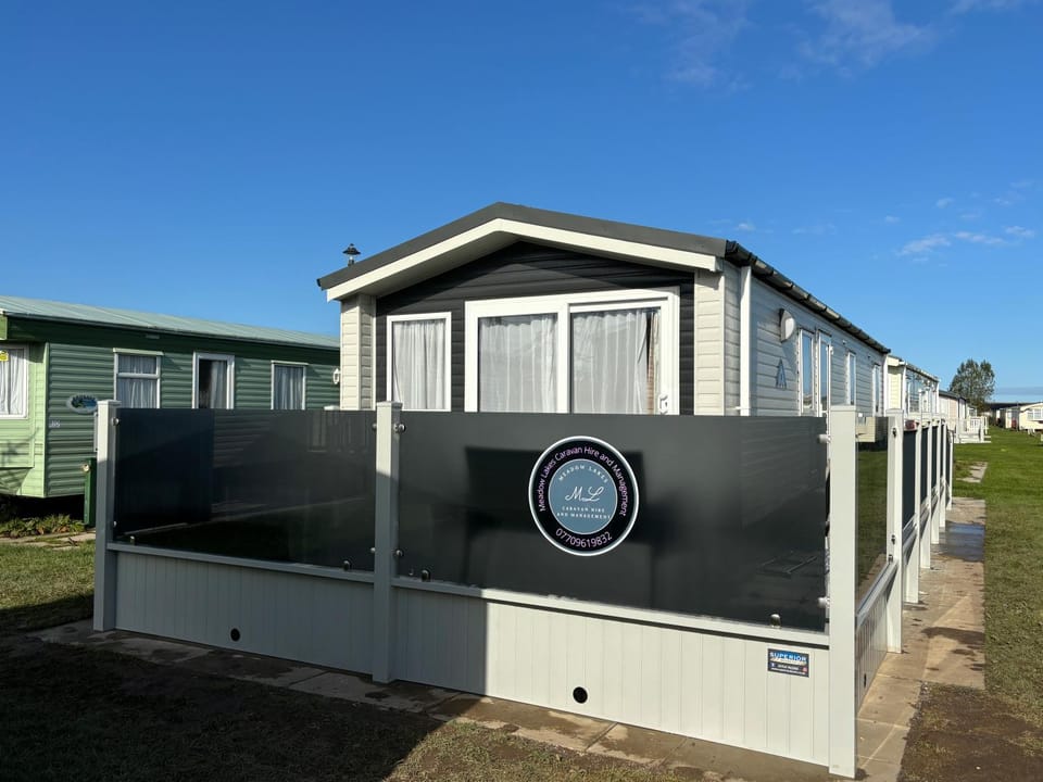 Sunnymede B9- Fantasy Island - hot tub, pet friendly, WiFi, ramped veranda - Meadow Lakes Caravan & Lodge Hire Apartment in Chapel Saint Leonards