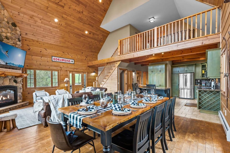Beautiful Log Cabin! Hot-Tub, Bonfire & Private Yet 4 Mins to Downtown! Cabin in Cattaraugus