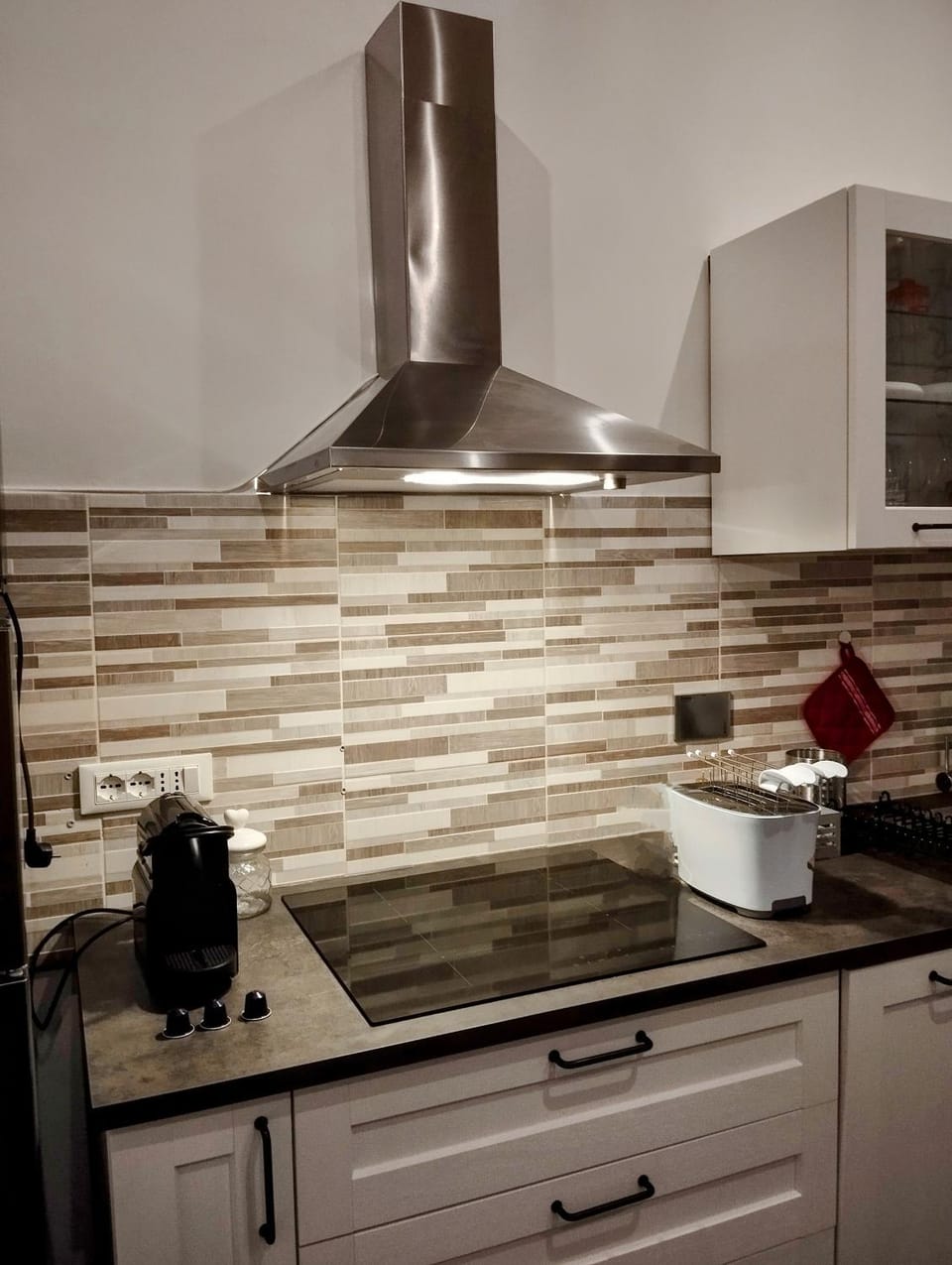 Coffee/tea facilities, Kitchen or kitchenette, stove, toaster