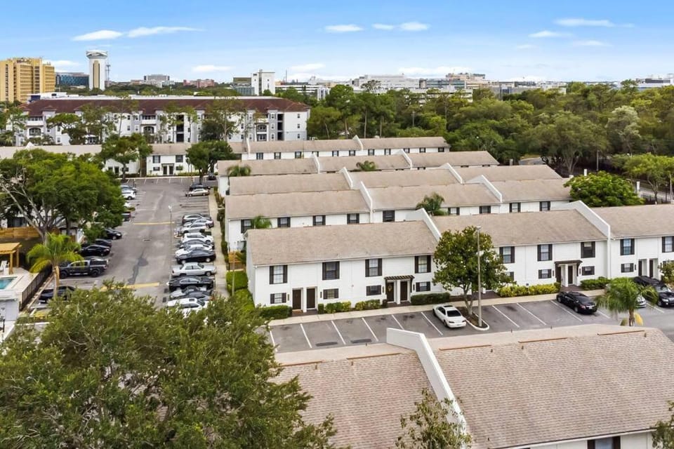 Cozy Townhouse - Gym Pool Golf Fast WiFi 2B2B Apartment in Tampa
