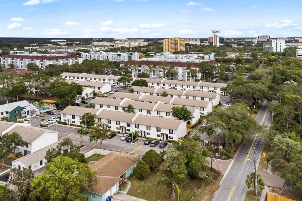 Cozy Townhouse - Gym Pool Golf Fast WiFi 2B2B Apartment in Tampa