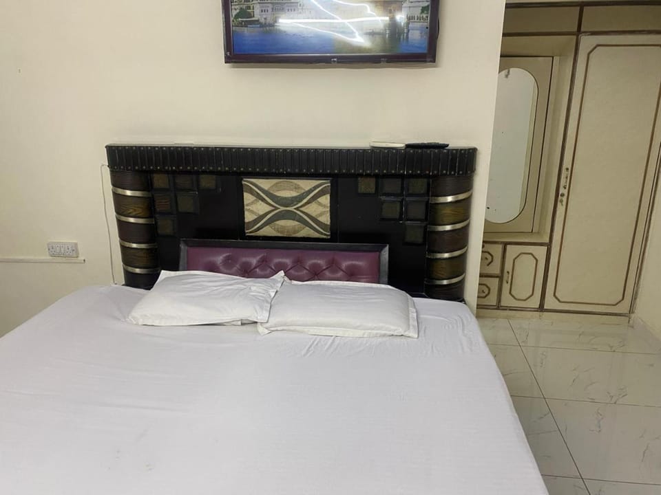 2 BDRM APARTMENT with Kitchen and AC, Parking Apartment in Chandigarh