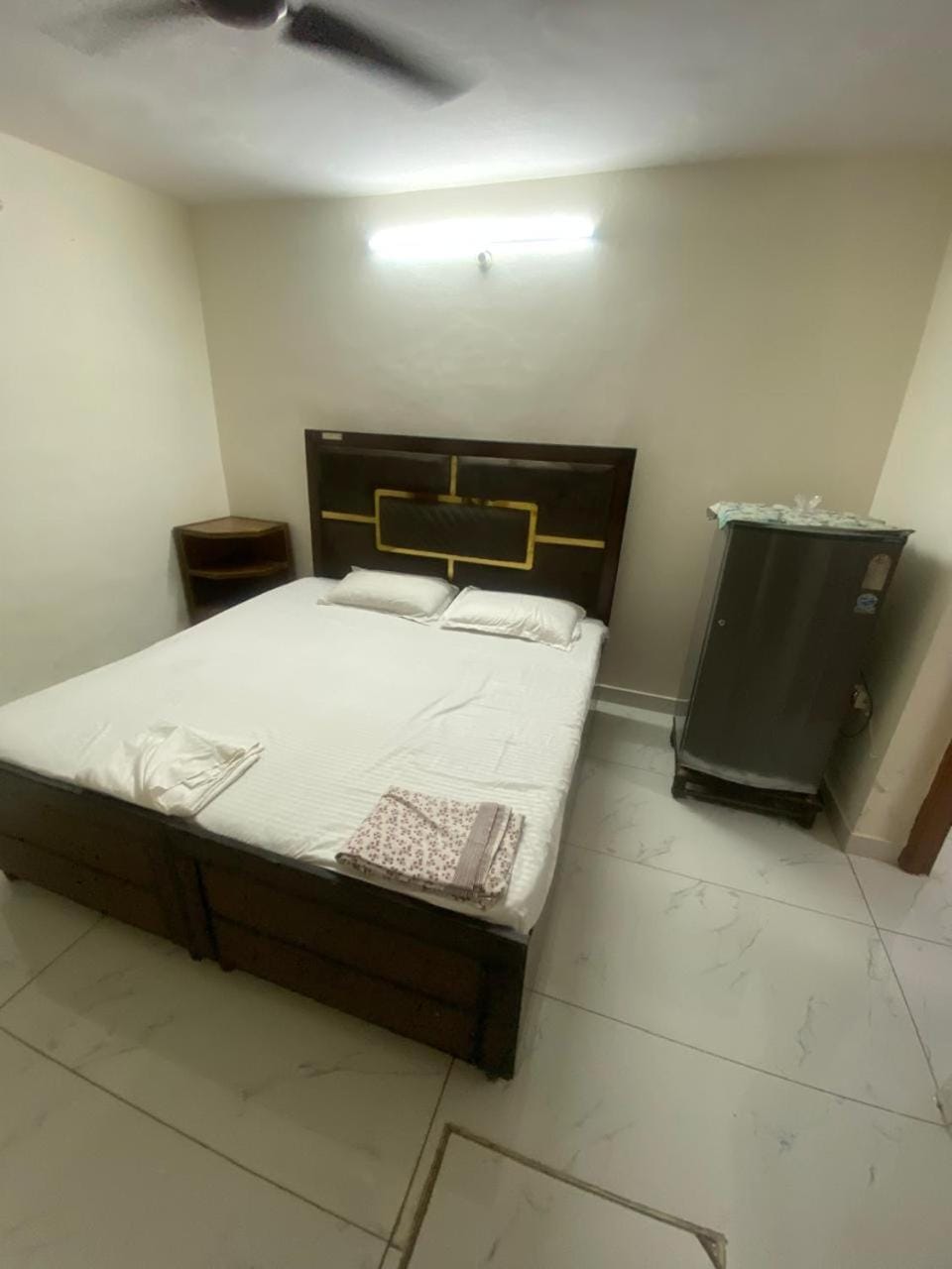 2 BDRM APARTMENT with Kitchen and AC, Parking Apartment in Chandigarh