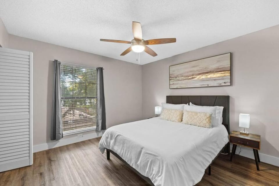 Cozy Townhouse - Gym Pool Golf Fast WiFi 2B2B Apartment in Tampa