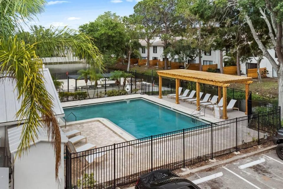 Cozy Townhouse - Gym Pool Golf Fast WiFi 2B2B Apartment in Tampa