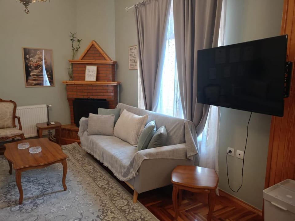 TV and multimedia, Living room, Seating area, fireplace