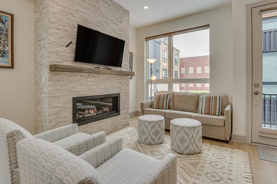 Silverthorne Townhome w/ Hot Tub: Walk to Town! House in Silverthorne