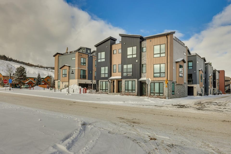 Silverthorne Townhome w/ Hot Tub: Walk to Town! House in Silverthorne