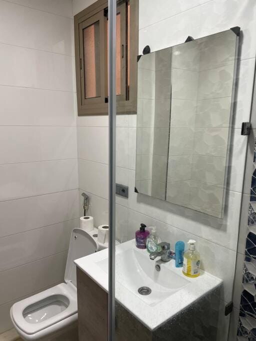 Toilet, towels