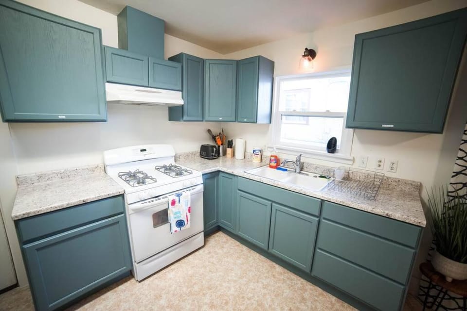 Cozy Comfort Minutes From Downtown Klamath Falls House in Klamath Falls