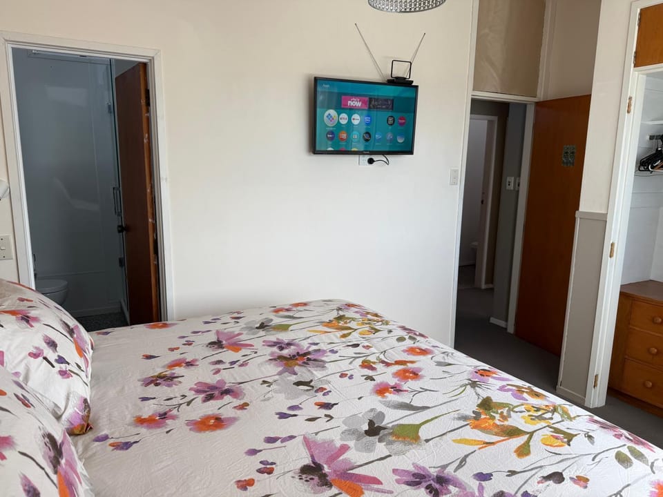 Bed, Bathroom, TV and multimedia, Bedroom
