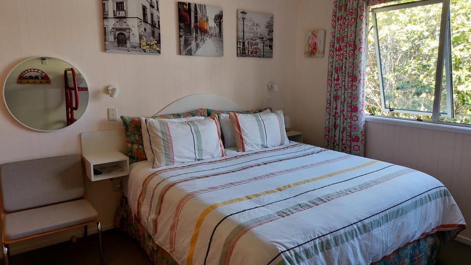 Bed, Seating area, Bedroom