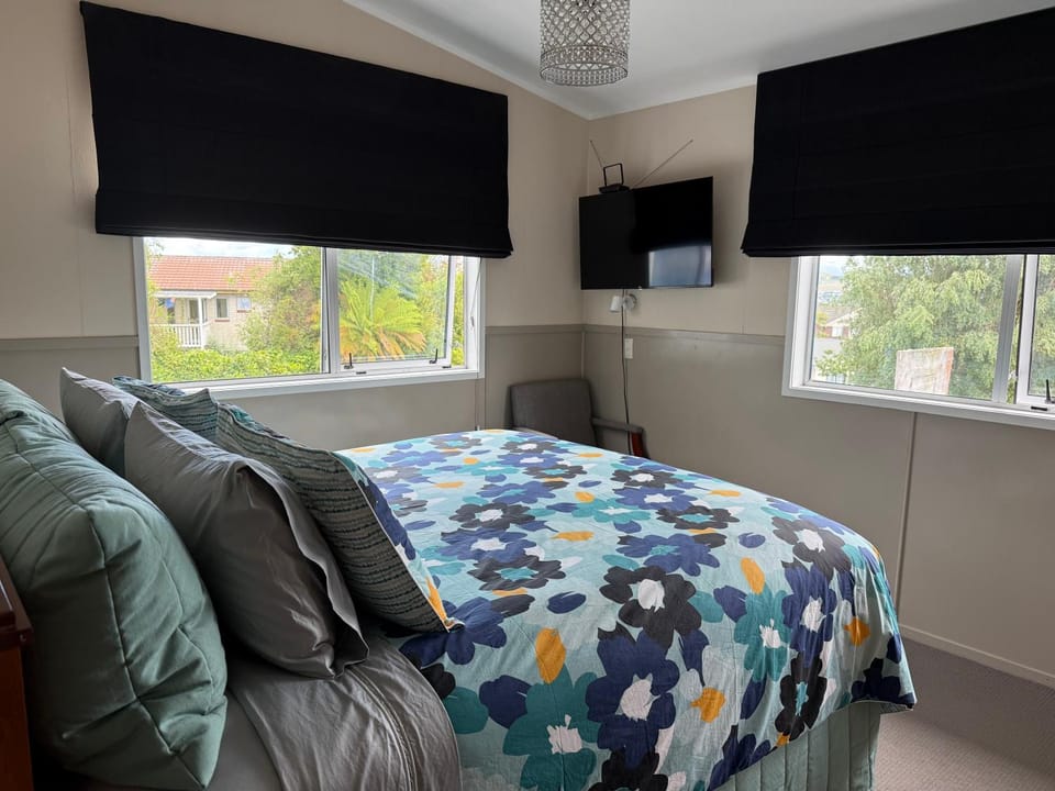 Bed, TV and multimedia, Seating area, Bedroom