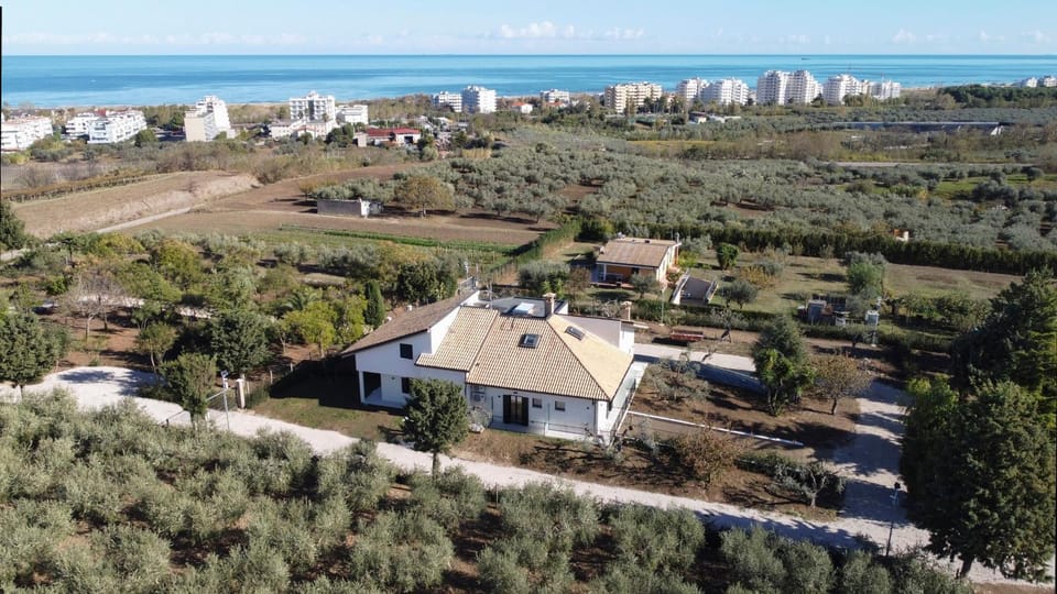 Property building, Neighbourhood, Natural landscape, Bird's eye view, Sea view, Inner courtyard view