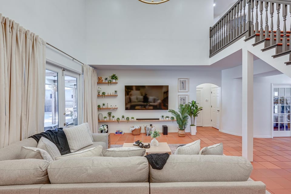 Valrico Villa: Pool, Spa, Court & Game Room Villa in Brandon
