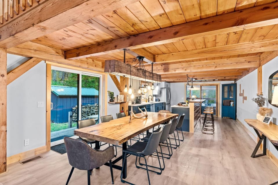 Beautiful chalet on 5 acres - 2 min to Village! Hot-Tub, Sauna, Fire Pit! Chalet in Cattaraugus