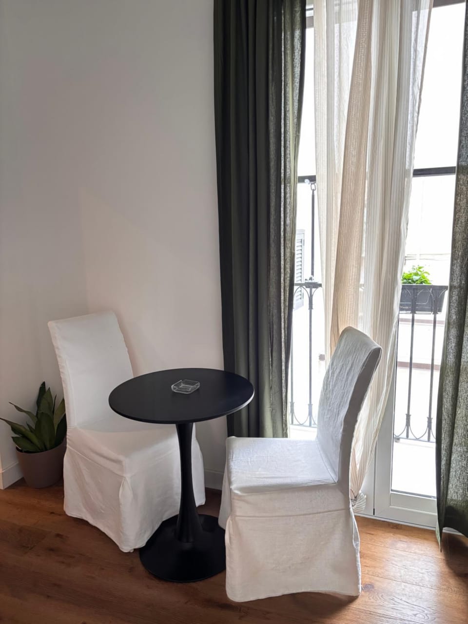Seating area, Dining area