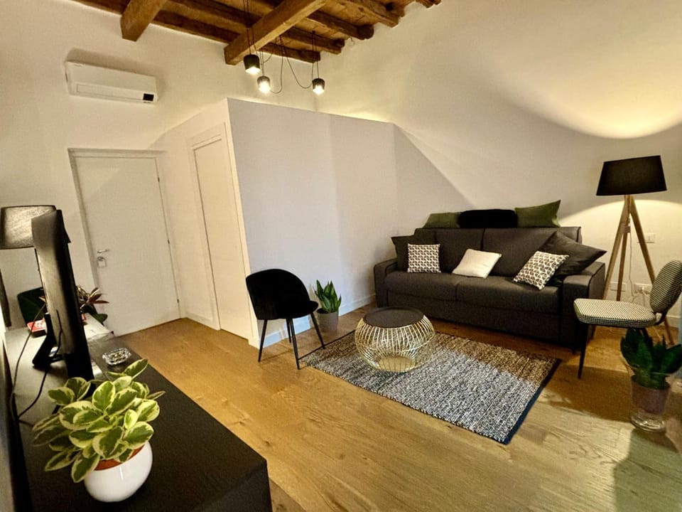 Living room, Photo of the whole room, Seating area