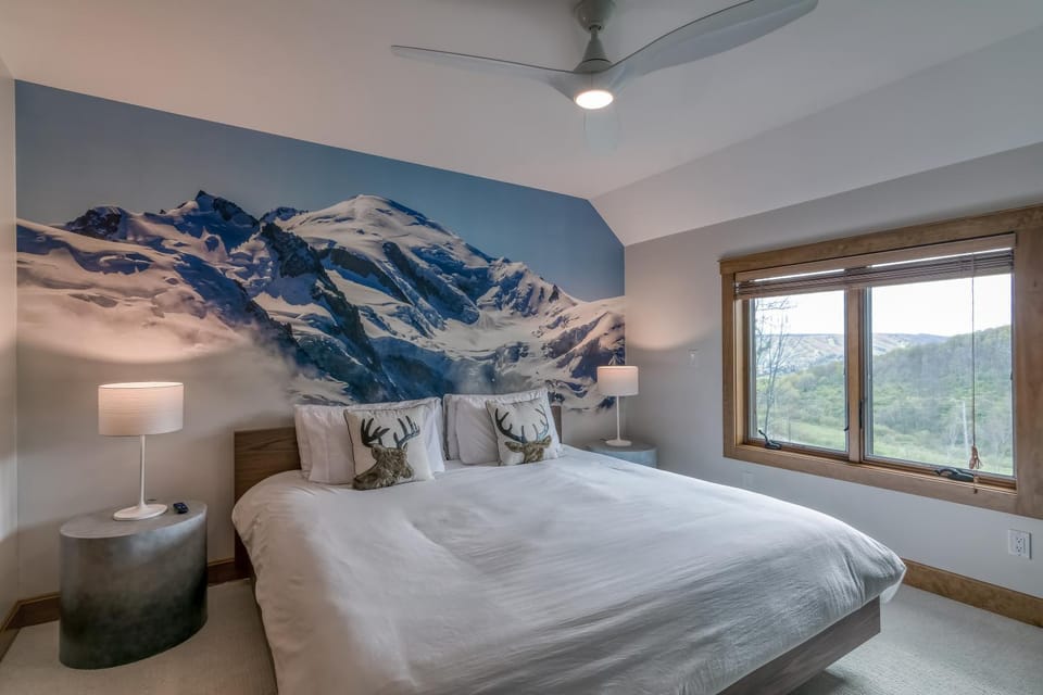 New & Stunning Chalet! Reno'd, Hot-Tub, Barrel Sauna, Slope Views, Fire Pit Chalet in Cattaraugus