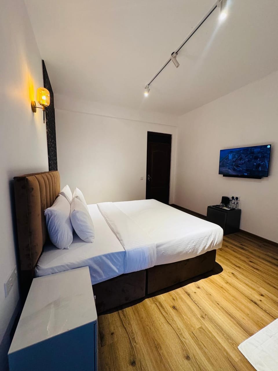 Bed, TV and multimedia, Photo of the whole room
