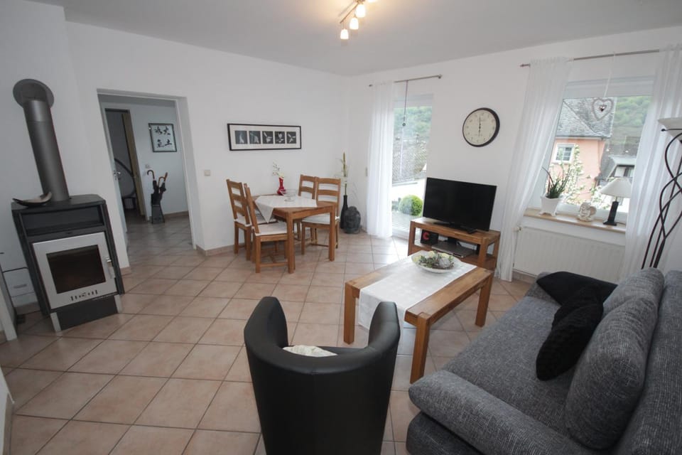 TV and multimedia, Living room, Seating area, Dining area, Garden view