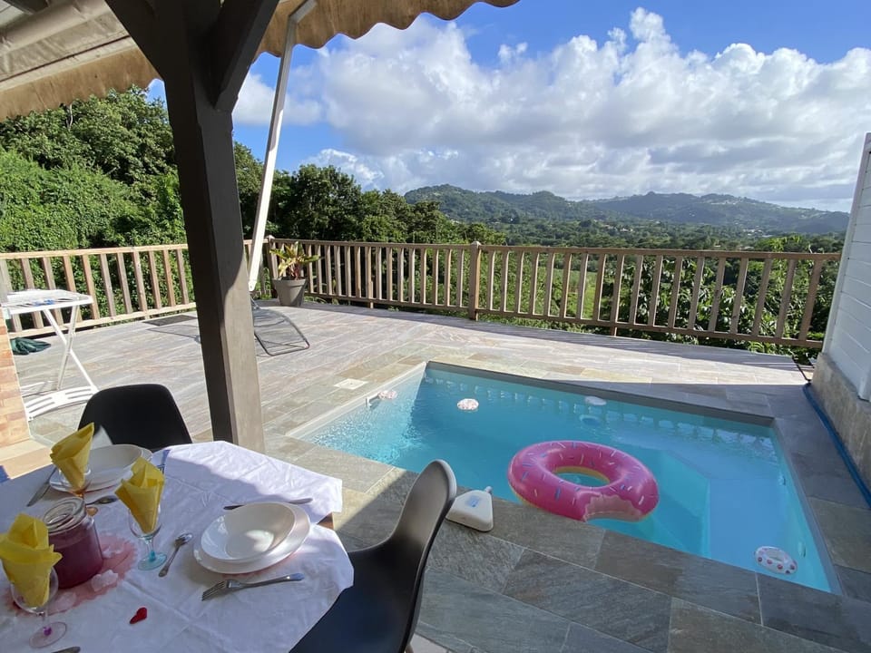 Dining area, Mountain view, Pool view, Swimming pool, sunbed