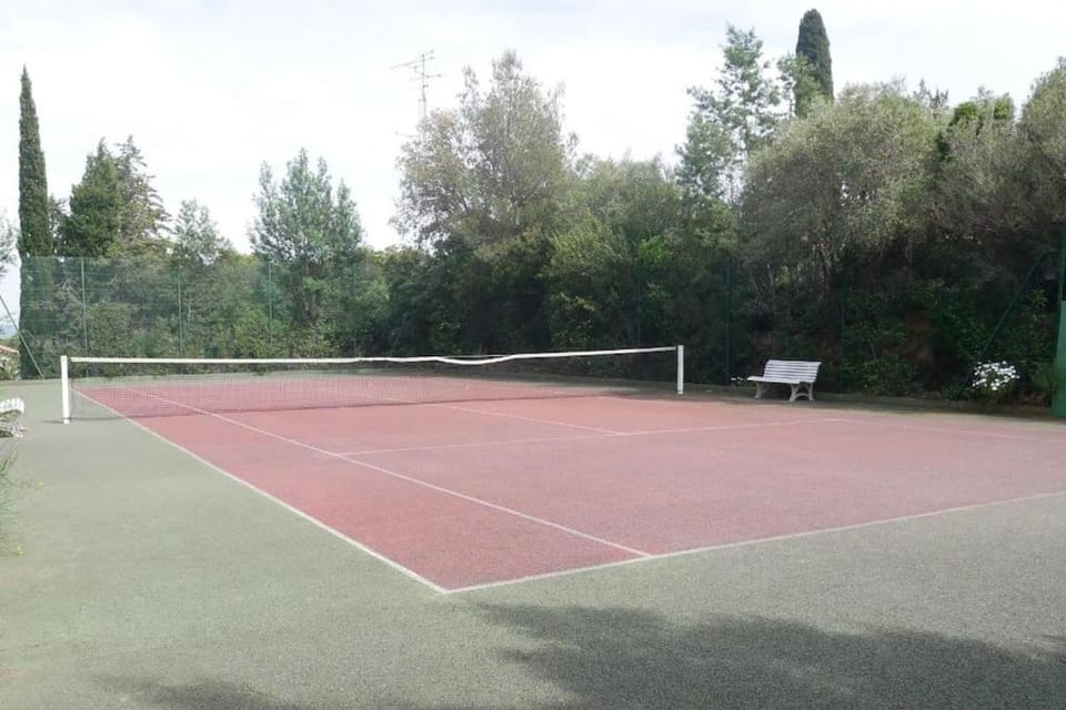 Day, Tennis court