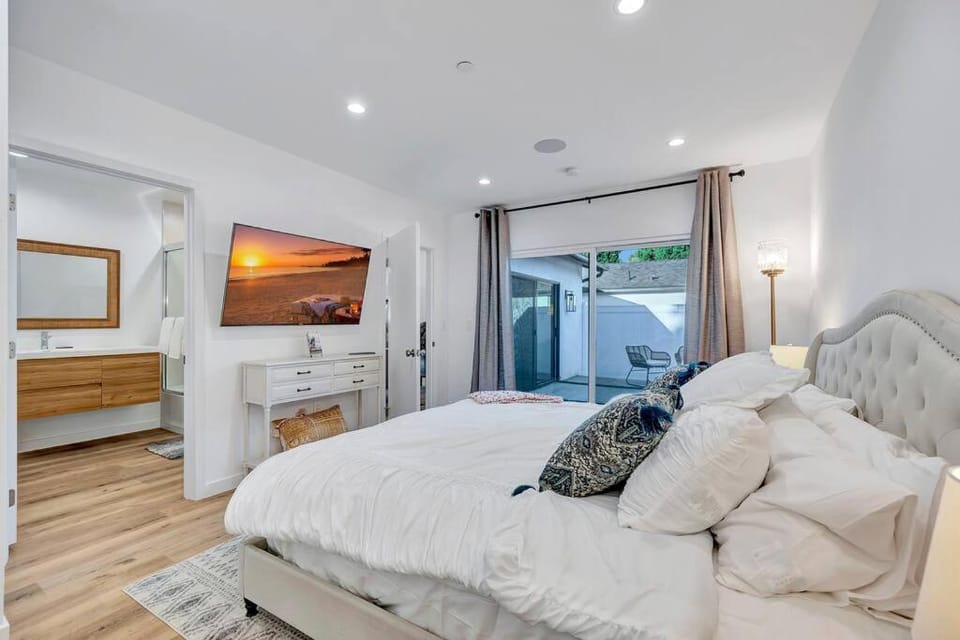 LA Home near Universal Studios and Hollywood House in North Hollywood