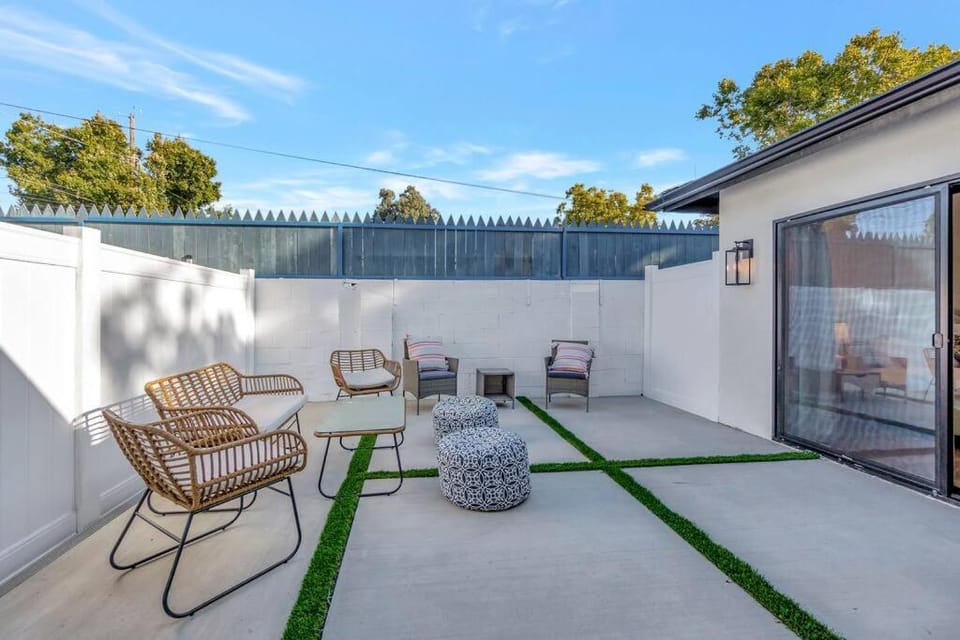 LA Home near Universal Studios and Hollywood House in North Hollywood