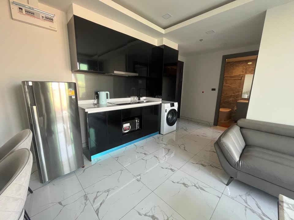 Kitchen or kitchenette, minibar, stove