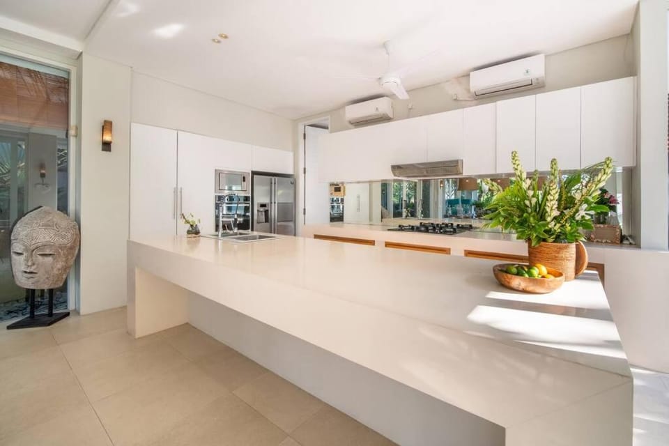 Villa Sunsara 2 - Spacious 4-Bedroom Haven next to Berawa Beach Villa in North Kuta