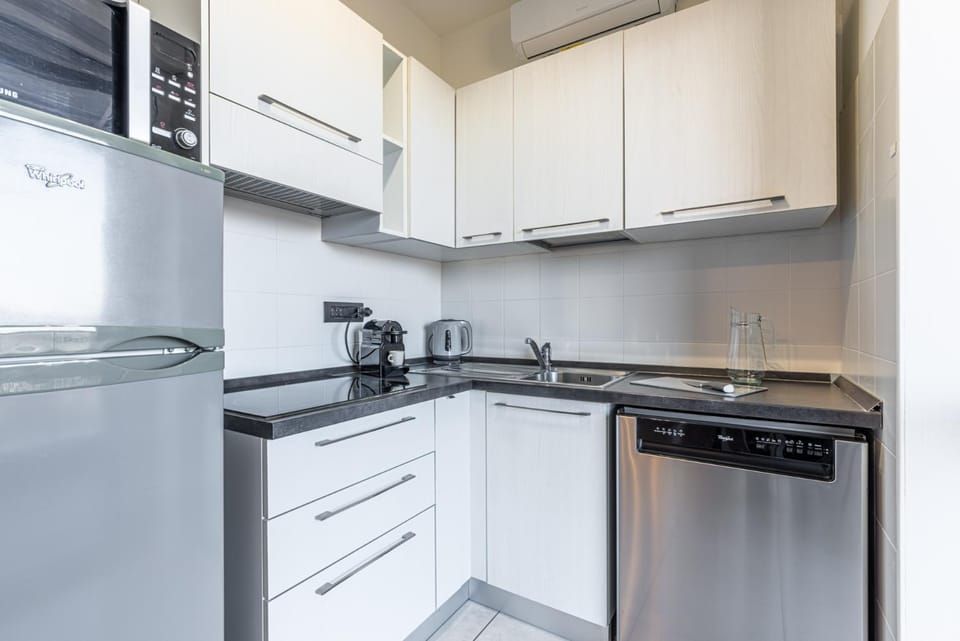 Coffee/tea facilities, Kitchen or kitchenette, dishwasher, microwave, stove