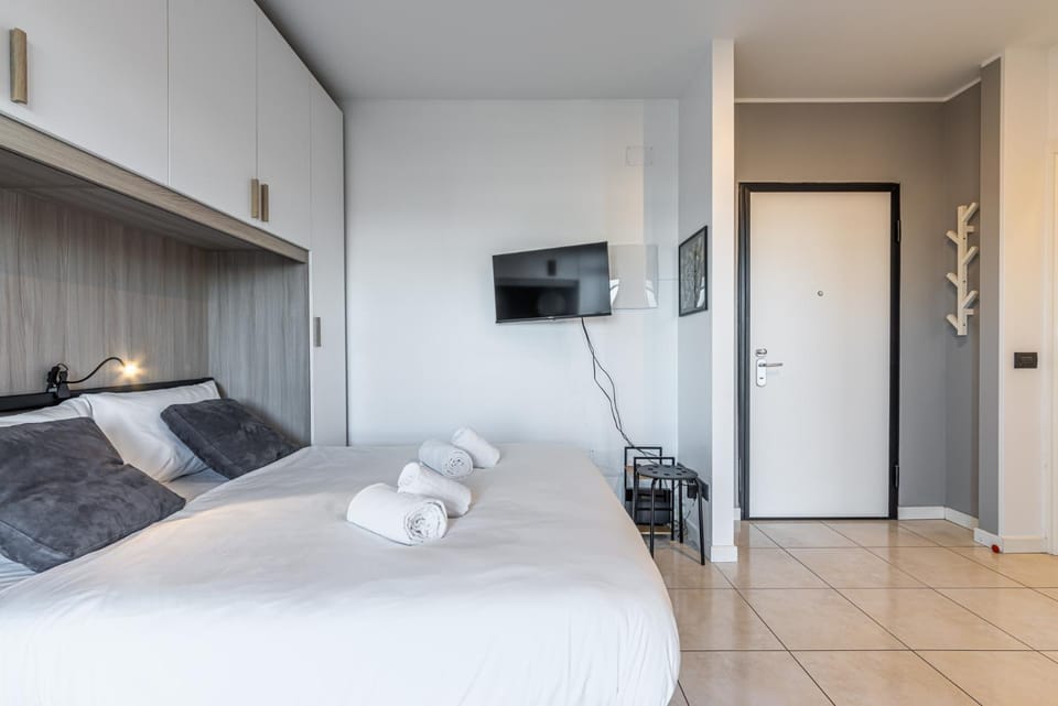 Bed, TV and multimedia, Bedroom, towels, wardrobe