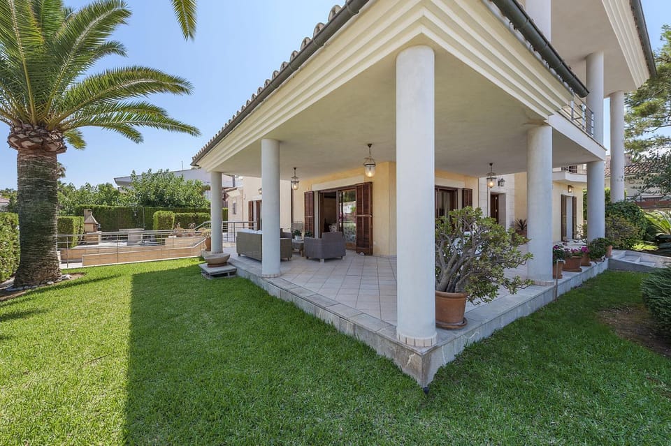 Property building, Patio, Day, Garden, Garden, Balcony/Terrace, Garden view