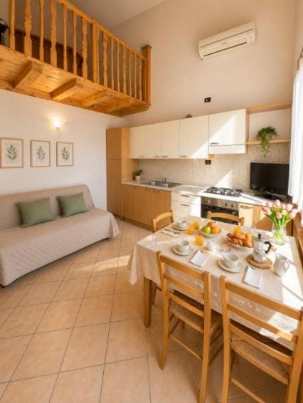 Kitchen or kitchenette, Dining area, Lunch