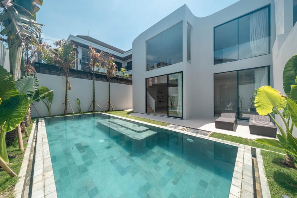 Property building, Patio, Day, Garden, Garden view, Pool view, Swimming pool, sunbed