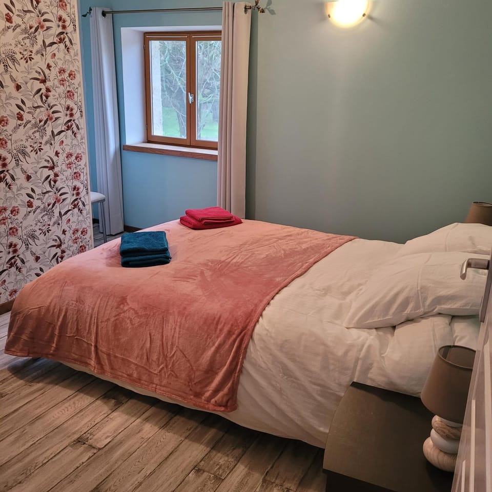 Bed, Bedroom, towels