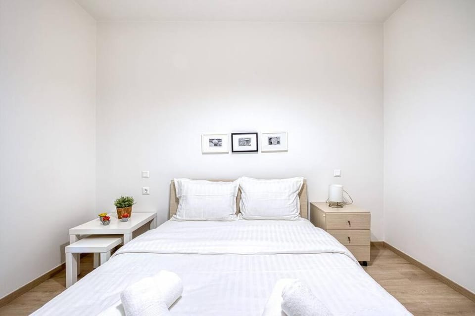 Bed, Living room, Photo of the whole room, Seating area, Bedroom, towels