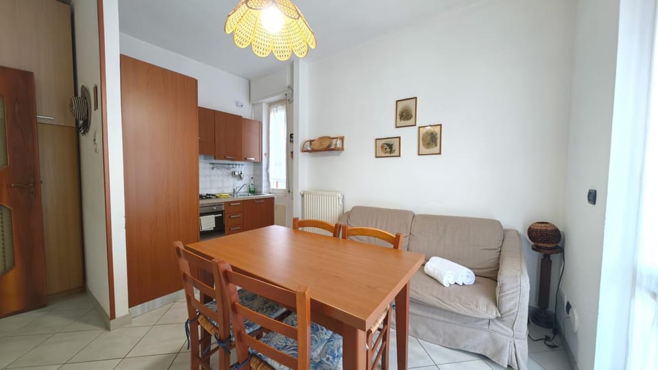 Kitchen or kitchenette, Living room, Dining area, oven, stove