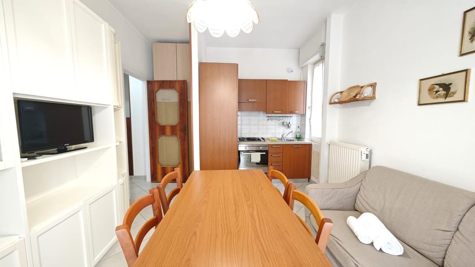 TV and multimedia, Kitchen or kitchenette, Living room, Dining area