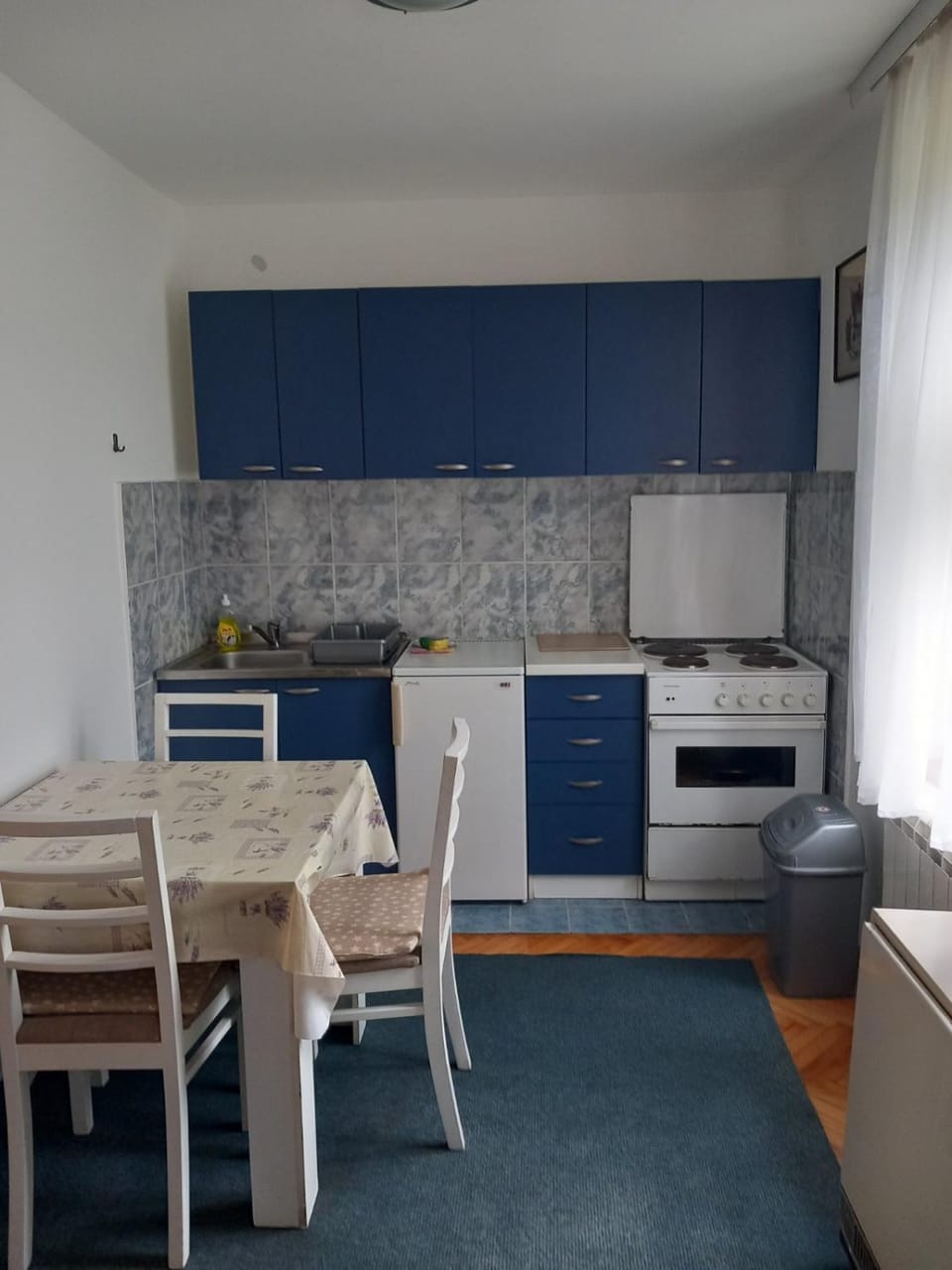 Kitchen or kitchenette, Dining area, oven, pet friendly