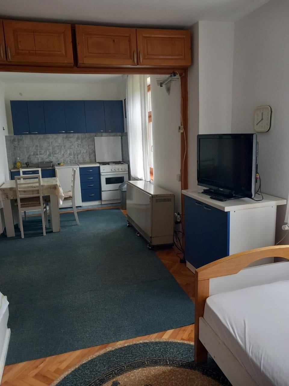 Bed, TV and multimedia, Kitchen or kitchenette, Living room, Photo of the whole room, Seating area, Dining area, Bedroom, oven