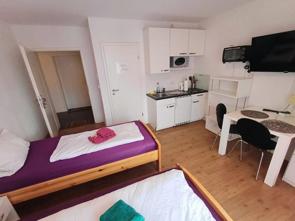 Bed, TV and multimedia, Kitchen or kitchenette, Photo of the whole room, Dining area, Bedroom, oven, stove, towels