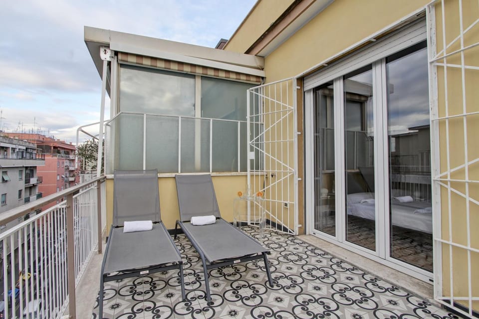 Balcony/Terrace, sunbed